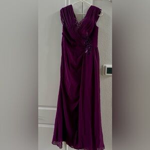 Elegant Plum Sleeveless Evening Gown - V-Neck with Embellished Waist